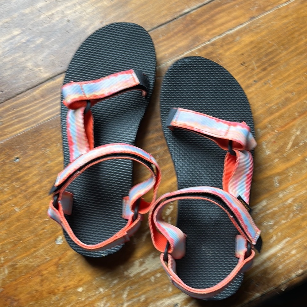Women’s size 7 Teva sandals!